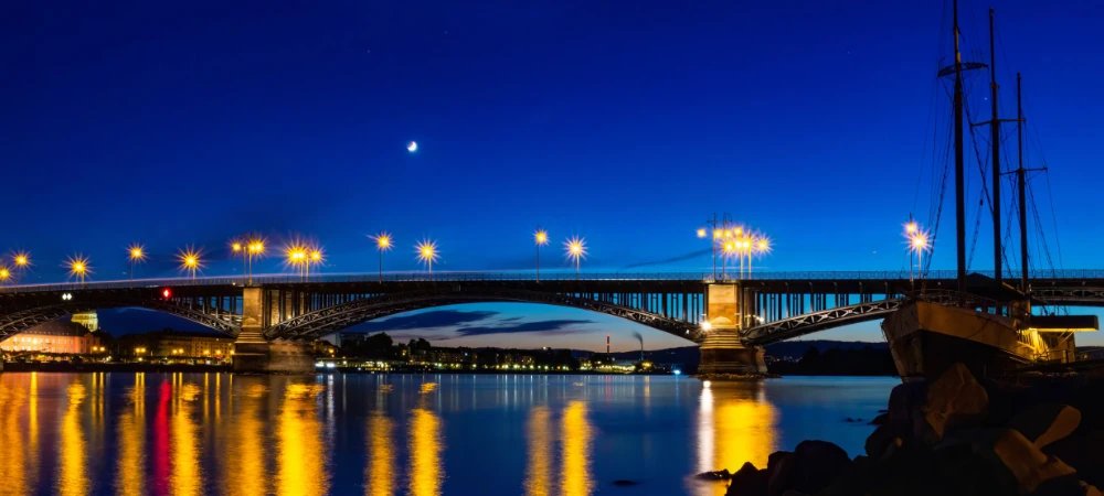 Mainzer Theodor-Heuss-Brücke bei Nacht.